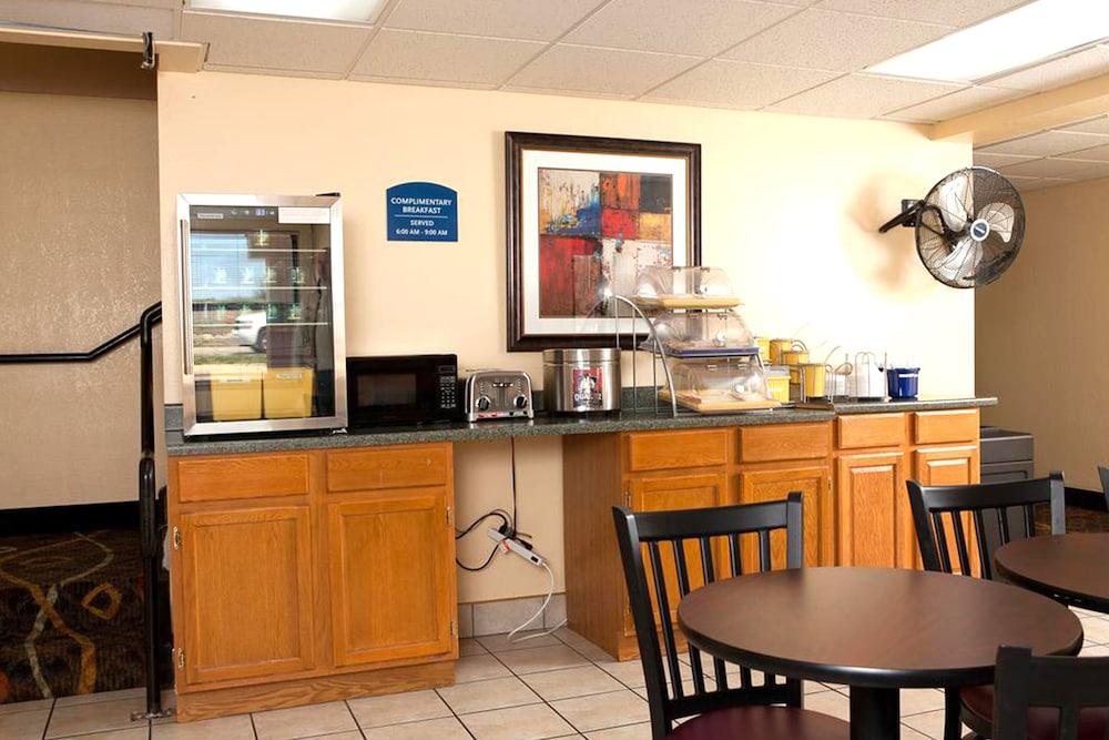 Days Inn By Wyndham Park City Kansas Exterior photo