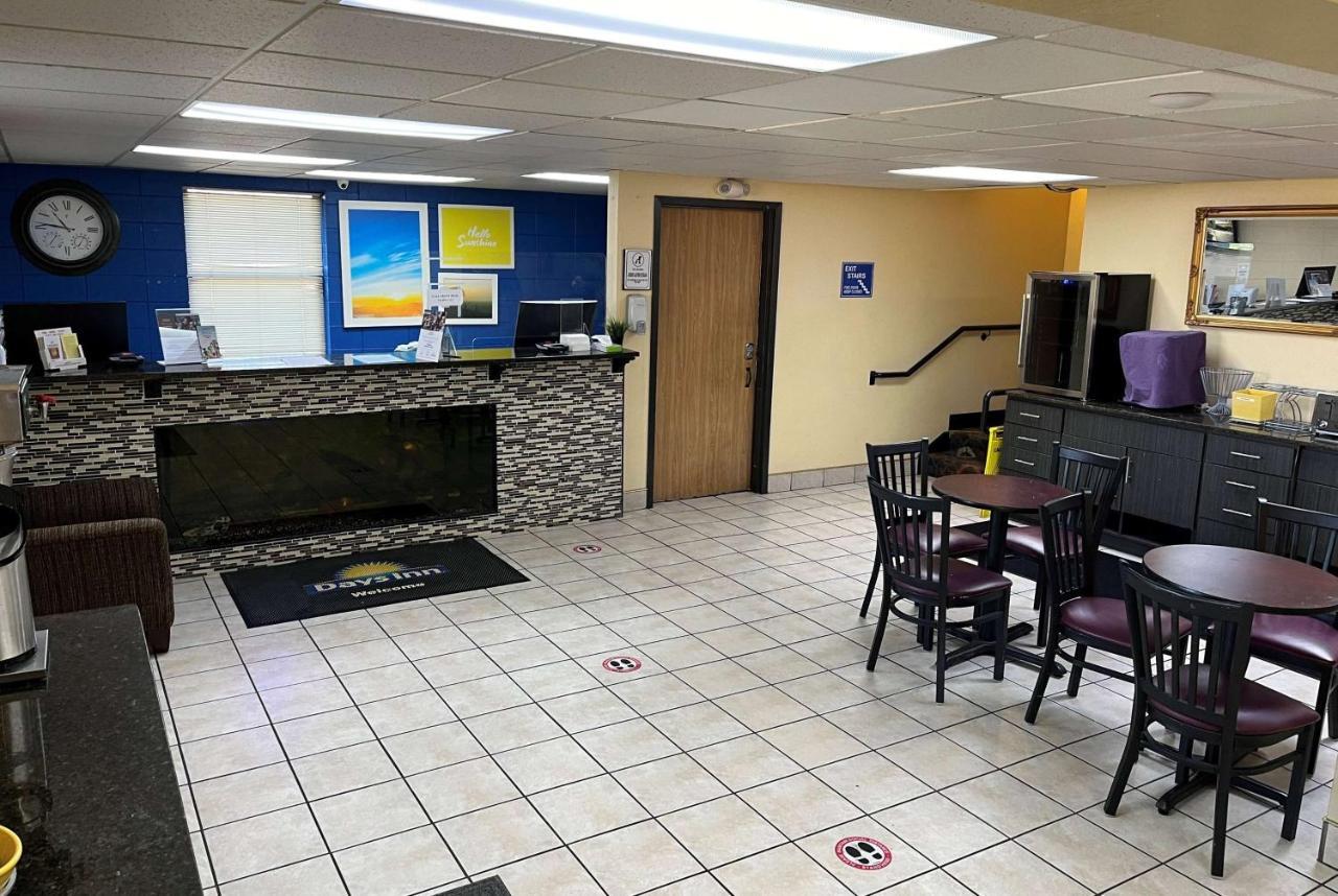 Days Inn By Wyndham Park City Kansas Exterior photo